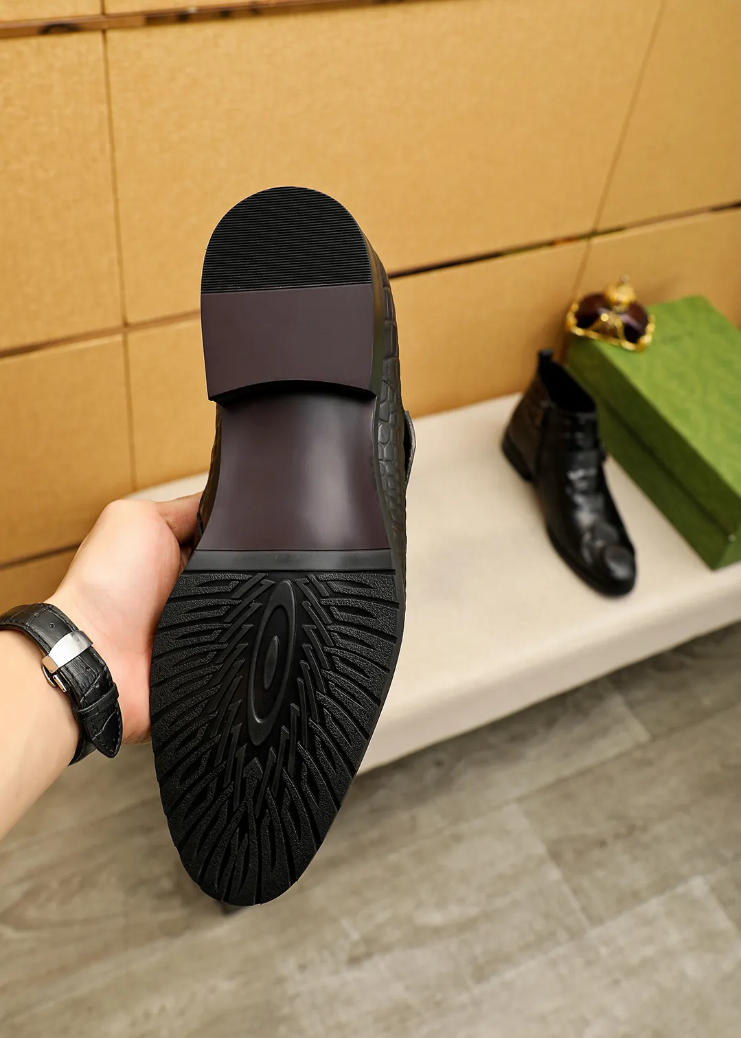 Men's shoes 💰600 💐 Product trademark: GUCCI "Gucci" high-top leather shoes Regular size: 38-44 (37.45.46🉑️Customized) Product materials: Selected imported first-layer calfskin embossed upper + luxury hardware buckle, imported sheep 🐑 leather lining. Strong three-dimensional visual effect, original outsole color: 2 colors available